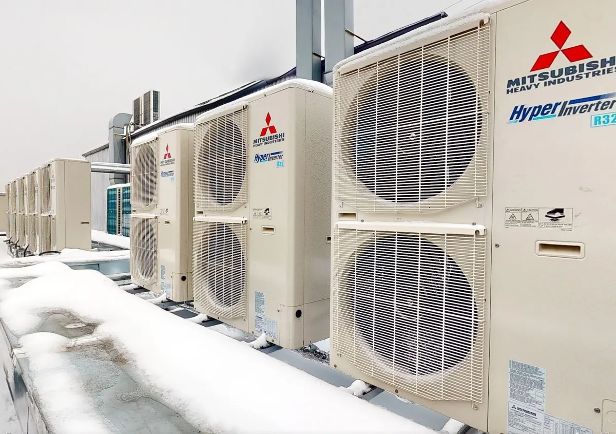 Каскад зовнішніх блоків Mitsubishi Heavy Industries Hyper Inverter R32 на засніженій покрівлі — теплові насоси HeatGuard, ІТЦ ІВІК